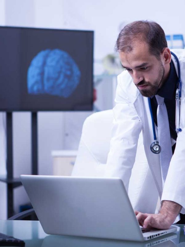 doctor-trabajando-laptop-imagen-cerebral-fondo-medico-cardiologo-trabajo