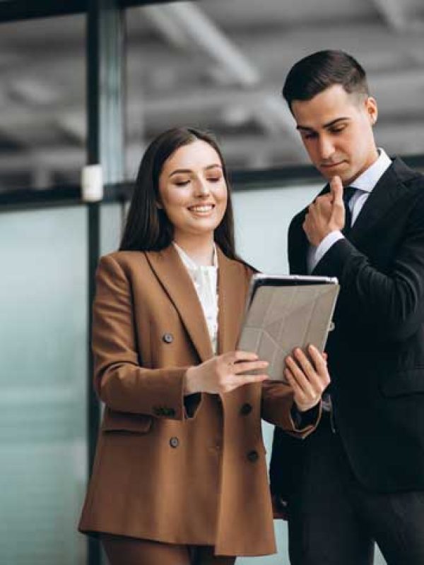 hombres-mujeres-negocios-trabajando-tableta-oficina