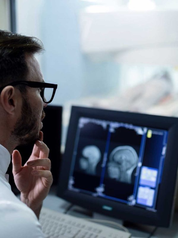 medico-que-examina-resultados-resonancia-magnetica-paciente-monitor-computadora-hospital