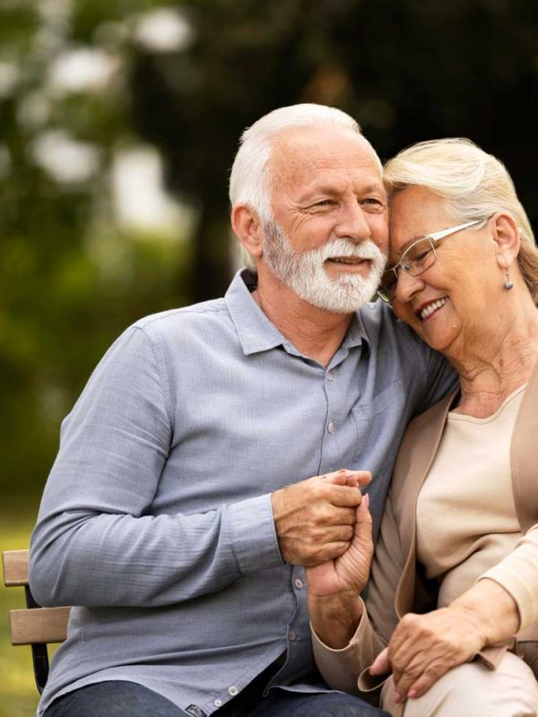 tiro-medio-sonriente-pareja-mayor-sentado